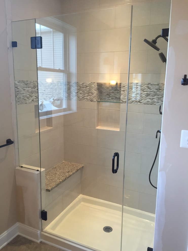 Exempel på ett mellanstort amerikanskt en-suite badrum, med skåp i shakerstil, skåp i mellenmörkt trä, en dusch i en alkov, vit kakel, porslinskakel, beige väggar, vinylgolv, ett undermonterad handfat och granitbänkskiva