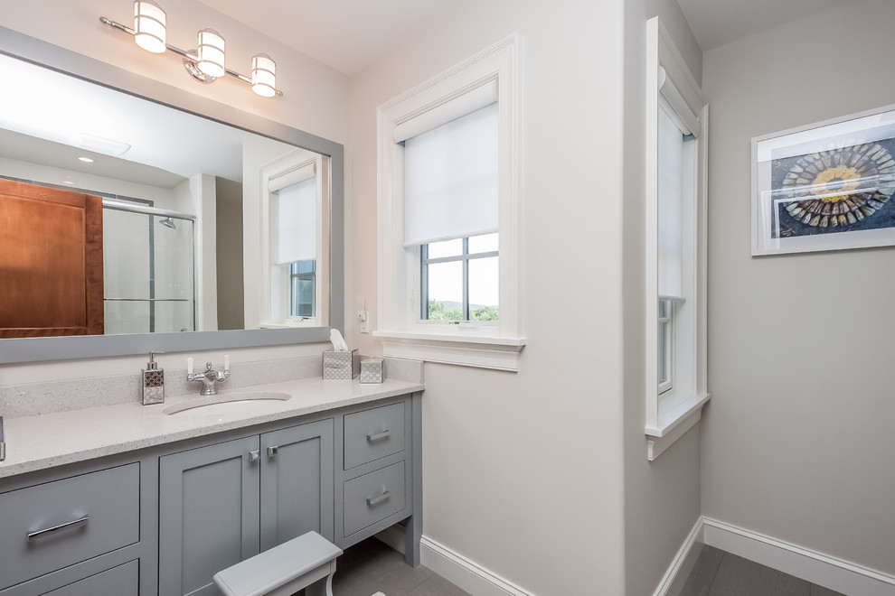 Immagine di una grande stanza da bagno con doccia american style con ante in stile shaker, ante grigie e pareti bianche
