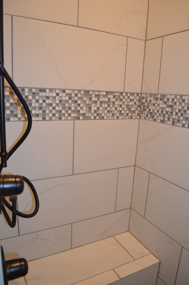 Imagen de cuarto de baño infantil de estilo americano de tamaño medio con ducha esquinera, baldosas y/o azulejos blancos y baldosas y/o azulejos de porcelana