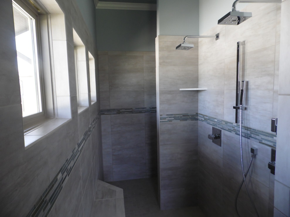 Exempel på ett stort amerikanskt en-suite badrum, med en kantlös dusch