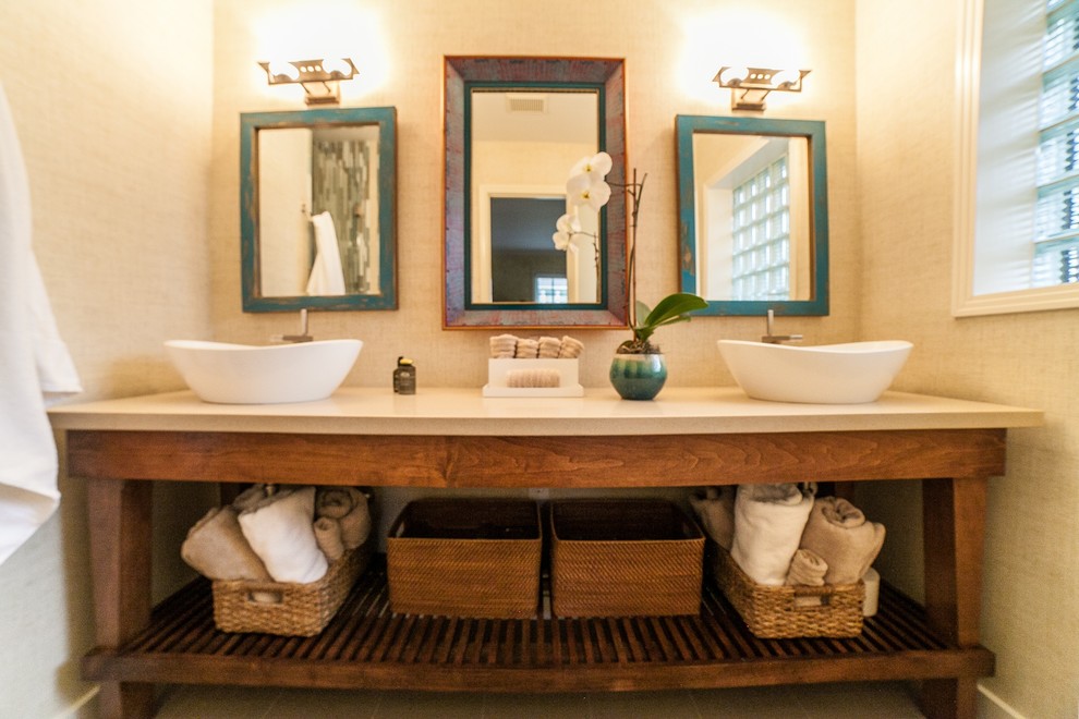 Exempel på ett litet klassiskt en-suite badrum, med ett fristående handfat, möbel-liknande, skåp i mellenmörkt trä, bänkskiva i kvartsit, en öppen dusch, en toalettstol med hel cisternkåpa, beige kakel, glaskakel, beige väggar och travertin golv