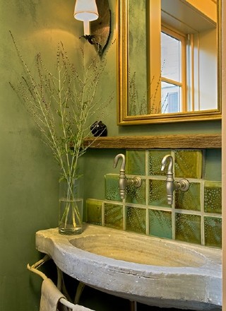 Modelo de cuarto de baño ecléctico pequeño con lavabo suspendido, encimera de piedra caliza, baldosas y/o azulejos multicolor, paredes verdes, aseo y ducha, armarios abiertos y baldosas y/o azulejos de cerámica
