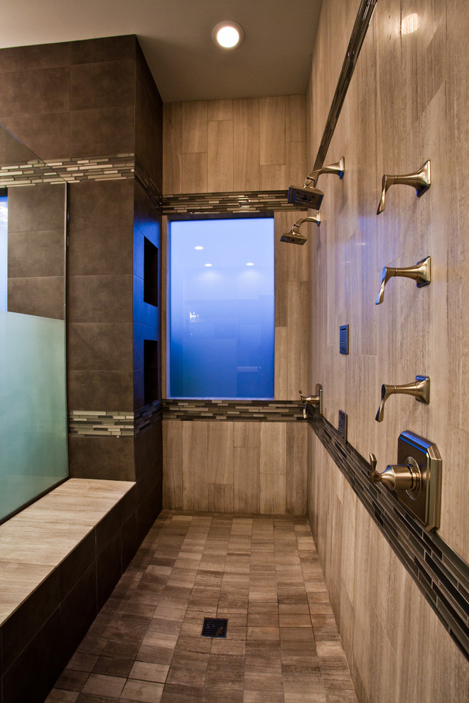 Пример оригинального дизайна: большая главная ванная комната в современном стиле с двойным душем, душем с распашными дверями и сиденьем для душа