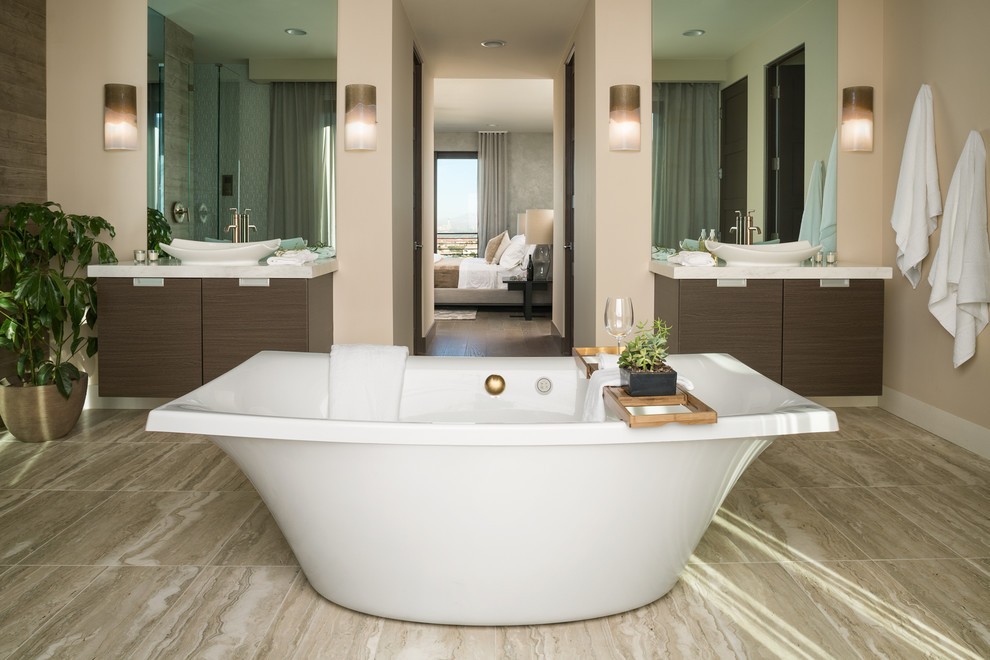 Exemple d'une très grande salle de bain principale tendance en bois foncé avec un placard à porte plane, une baignoire indépendante, un mur marron, un plan de toilette en surface solide, un sol beige, une vasque, un plan de toilette blanc et meuble double vasque.