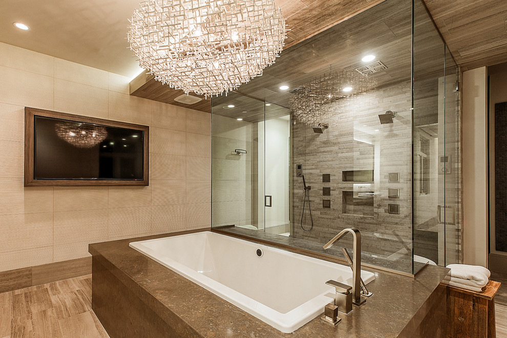 Idéer för ett mycket stort modernt en-suite badrum, med ett platsbyggt badkar, en kantlös dusch och dusch med gångjärnsdörr