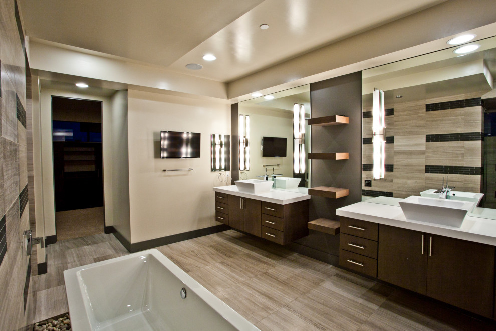 Großes Modernes Badezimmer En Suite mit freistehender Badewanne, Aufsatzwaschbecken, Mineralwerkstoff-Waschtisch, beigem Boden, weißer Waschtischplatte und Doppelwaschbecken in Las Vegas