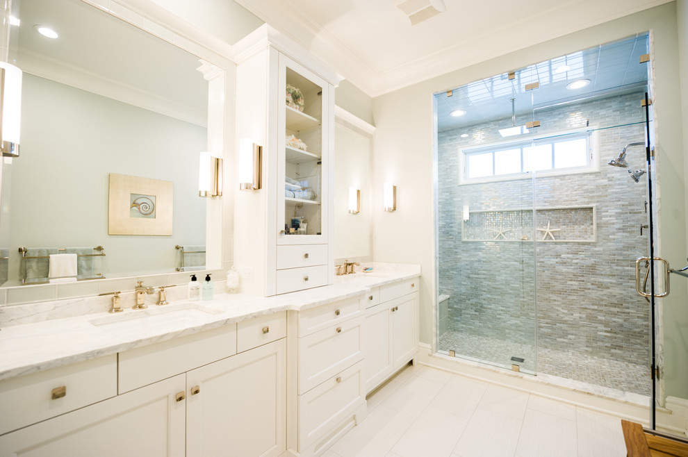 Idéer för maritima badrum, med ett undermonterad handfat, luckor med infälld panel, vita skåp, en dusch i en alkov, grå kakel och mosaik