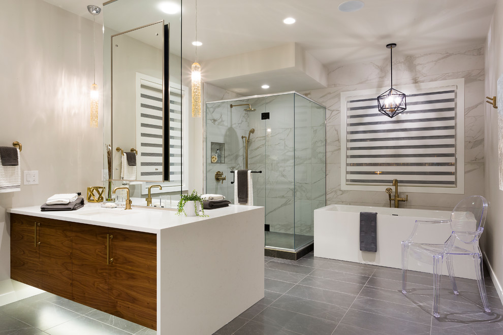 Exemple d'une salle de bain principale tendance en bois foncé avec un placard à porte plane, une baignoire indépendante, une douche d'angle, un carrelage blanc, du carrelage en marbre, un mur beige, un lavabo encastré, un sol gris, une cabine de douche à porte battante et un plan de toilette blanc.