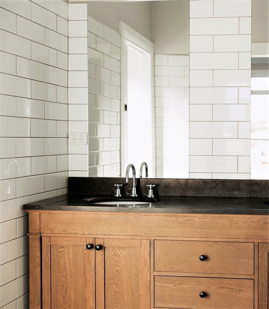 Источник вдохновения для домашнего уюта: главная ванная комната среднего размера в классическом стиле с фасадами островного типа, светлыми деревянными фасадами, белой плиткой, плиткой кабанчик, врезной раковиной и коричневой столешницей