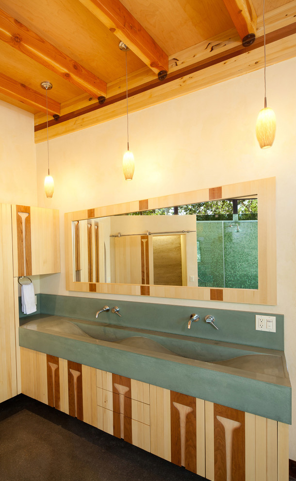 На фото: большая главная ванная комната в стиле модернизм с монолитной раковиной, плоскими фасадами, светлыми деревянными фасадами, столешницей из бетона, душем без бортиков и бежевыми стенами