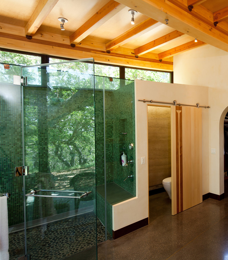 На фото: большая главная ванная комната в стиле модернизм с плоскими фасадами, светлыми деревянными фасадами, столешницей из бетона, душем без бортиков, разноцветной плиткой и бежевыми стенами