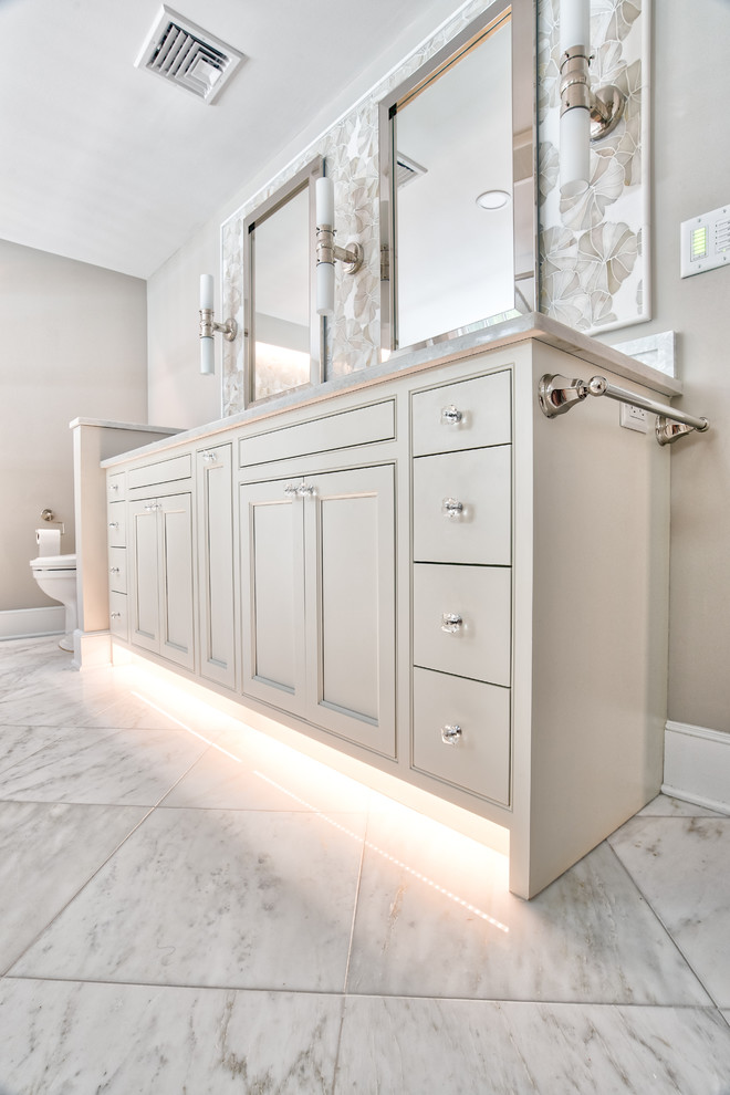 Inspiration för ett stort vintage vit vitt en-suite badrum, med luckor med profilerade fronter, ett undermonterat badkar, vit kakel, mosaik, marmorgolv, ett undermonterad handfat, bänkskiva i kvartsit, vitt golv och dusch med gångjärnsdörr