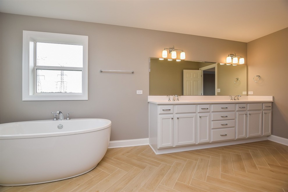 Idéer för ett stort klassiskt vit en-suite badrum, med luckor med infälld panel, vita skåp, ett fristående badkar, en hörndusch, beige kakel, grå väggar, ljust trägolv, ett undermonterad handfat, bänkskiva i kvarts, beiget golv och dusch med gångjärnsdörr