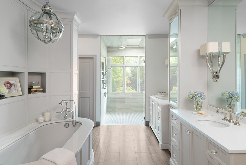 Идея дизайна: большая главная ванная комната в классическом стиле с врезной раковиной, фасадами с утопленной филенкой, полновстраиваемой ванной, душем без бортиков, бежевой плиткой, каменной плиткой и белыми стенами