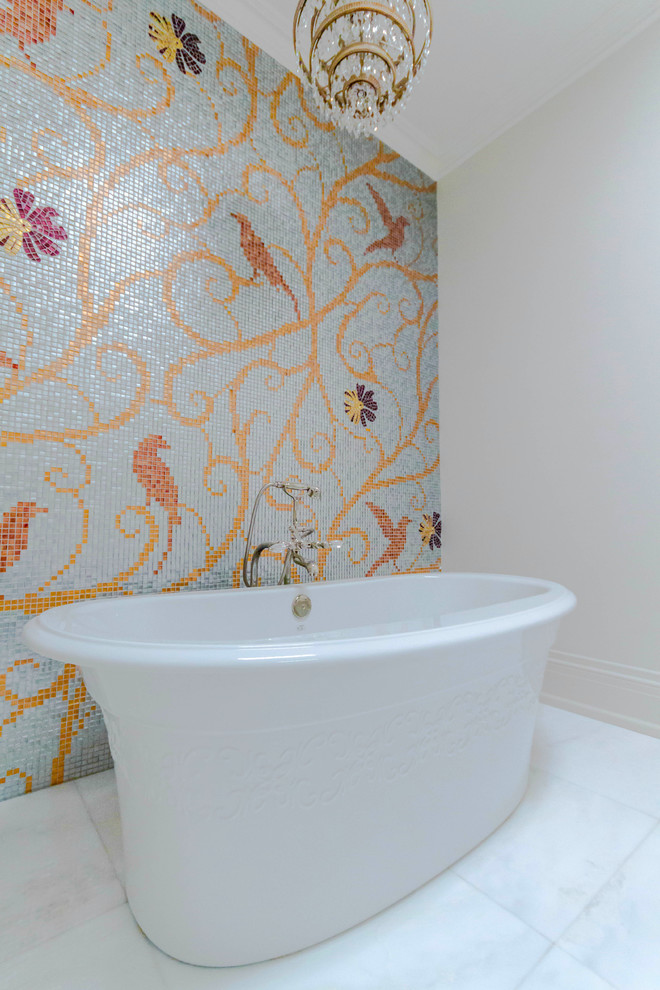 Пример оригинального дизайна: ванная комната в стиле неоклассика (современная классика) с отдельно стоящей ванной, серой плиткой, разноцветной плиткой, оранжевой плиткой, красной плиткой, желтой плиткой, плиткой мозаикой, бежевыми стенами, мраморным полом и белым полом