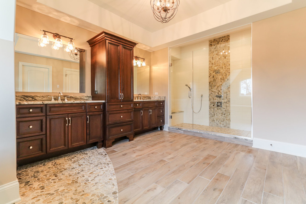 Inredning av ett klassiskt en-suite badrum, med ett fristående badkar, en öppen dusch, beige kakel, tunnelbanekakel, beige väggar, klinkergolv i keramik, ett undermonterad handfat och granitbänkskiva