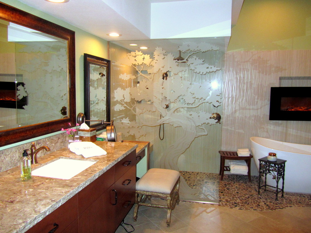 Asiatisk inredning av ett mellanstort en-suite badrum, med släta luckor, skåp i mörkt trä, ett fristående badkar, en öppen dusch, beige väggar, kalkstensgolv, bänkskiva i terrazo och beiget golv