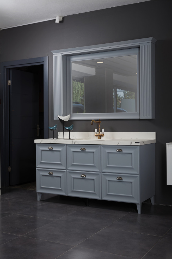 Стильный дизайн: главная ванная комната среднего размера с фасадами в стиле шейкер, синими фасадами, ванной на ножках, душем в нише, раздельным унитазом, серой плиткой, плиткой из известняка, серыми стенами, полом из ламината, накладной раковиной, столешницей из кварцита, коричневым полом, шторкой для ванной, разноцветной столешницей, сиденьем для душа, тумбой под две раковины, встроенной тумбой, кессонным потолком и панелями на стенах - последний тренд
