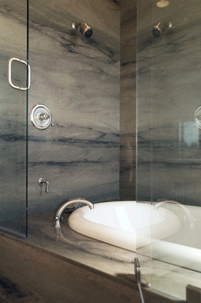 Réalisation d'une grande douche en alcôve principale design avec une baignoire posée, un carrelage noir, un carrelage marron, des dalles de pierre et un mur marron.
