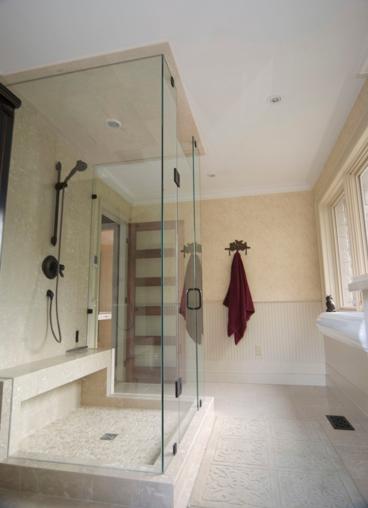 На фото: главная ванная комната в классическом стиле с фасадами островного типа, белыми фасадами, столешницей из гранита, бежевой плиткой, галечной плиткой и бежевыми стенами