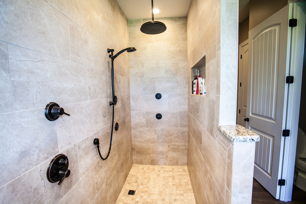 Cette photo montre une grande salle de bain craftsman avec une douche ouverte, un sol en bois brun, un plan de toilette en granite, un sol marron et une cabine de douche à porte coulissante.