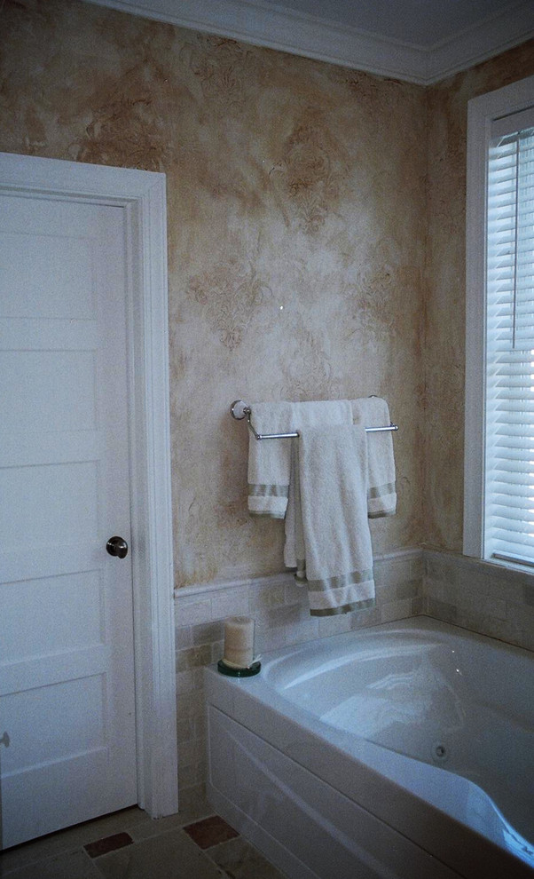 Пример оригинального дизайна: ванная комната среднего размера в классическом стиле с гидромассажной ванной, бежевой плиткой, керамической плиткой и бежевыми стенами