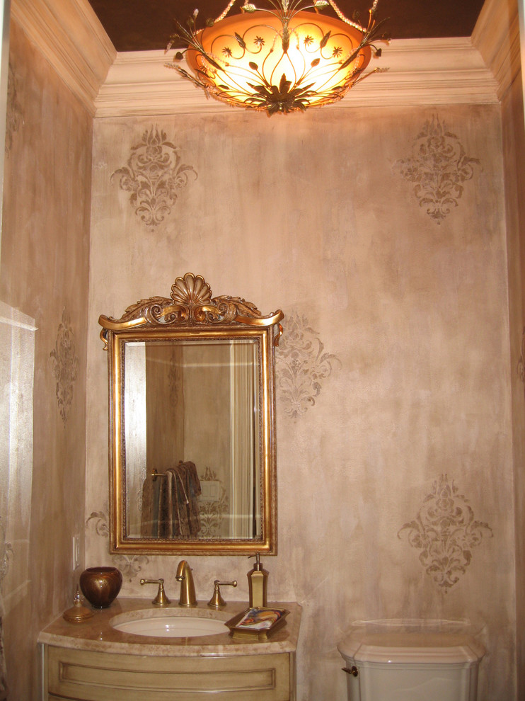 Cette photo montre une salle de bain chic en bois vieilli de taille moyenne avec un lavabo encastré, un placard en trompe-l'oeil, un plan de toilette en granite, WC séparés, un carrelage beige, des carreaux de céramique, un mur beige et un sol en marbre.