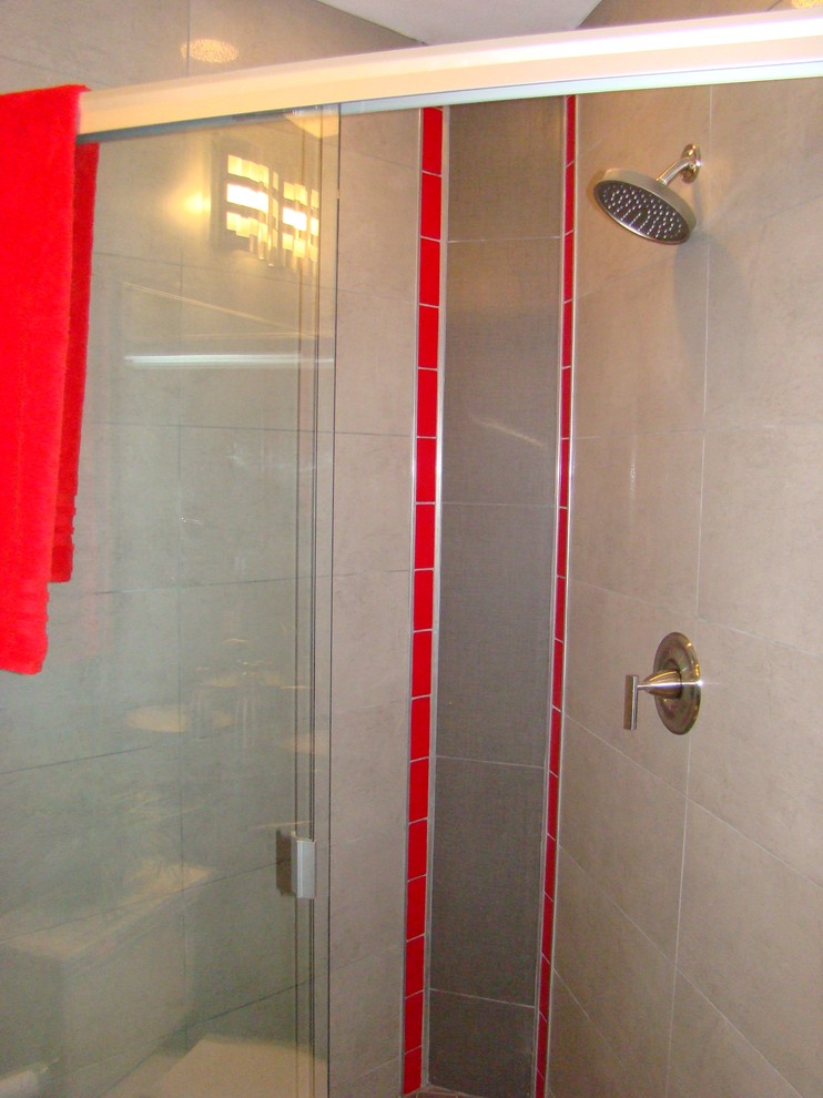 Imagen de cuarto de baño industrial pequeño con ducha esquinera, baldosas y/o azulejos grises y baldosas y/o azulejos de porcelana