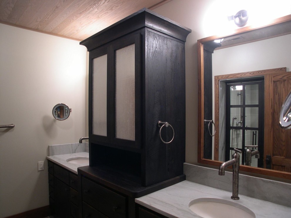 Ispirazione per una stanza da bagno padronale rustica con pareti bianche, lavabo sottopiano e top in granito