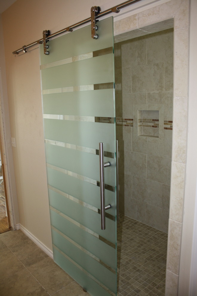 На фото: главная ванная комната в стиле модернизм с открытым душем, бежевыми стенами и полом из керамогранита с