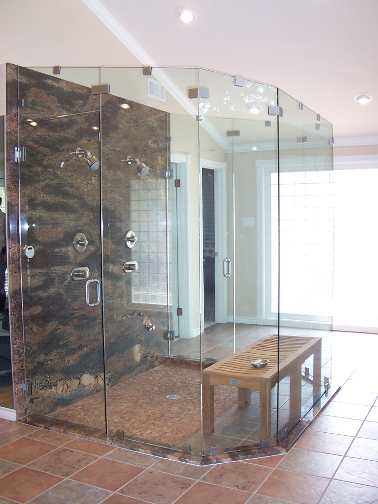 Стильный дизайн: большая главная ванная комната в стиле модернизм с открытым душем, бежевыми стенами и полом из керамогранита - последний тренд