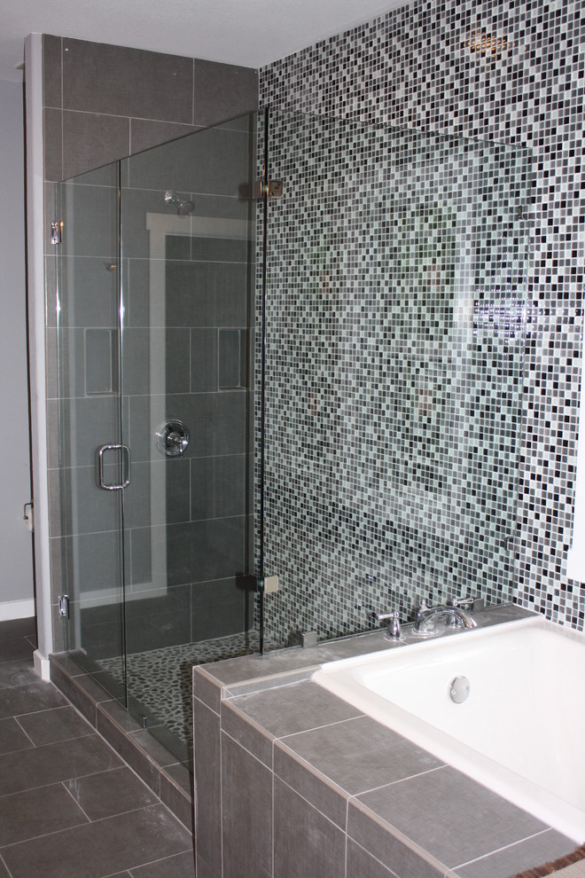 Esempio di una stanza da bagno padronale contemporanea di medie dimensioni con doccia ad angolo, piastrelle multicolore e piastrelle di vetro