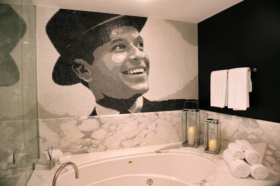Esempio di una stanza da bagno padronale minimalista con vasca da incasso, doccia ad angolo, piastrelle grigie, piastrelle di vetro e pareti grigie