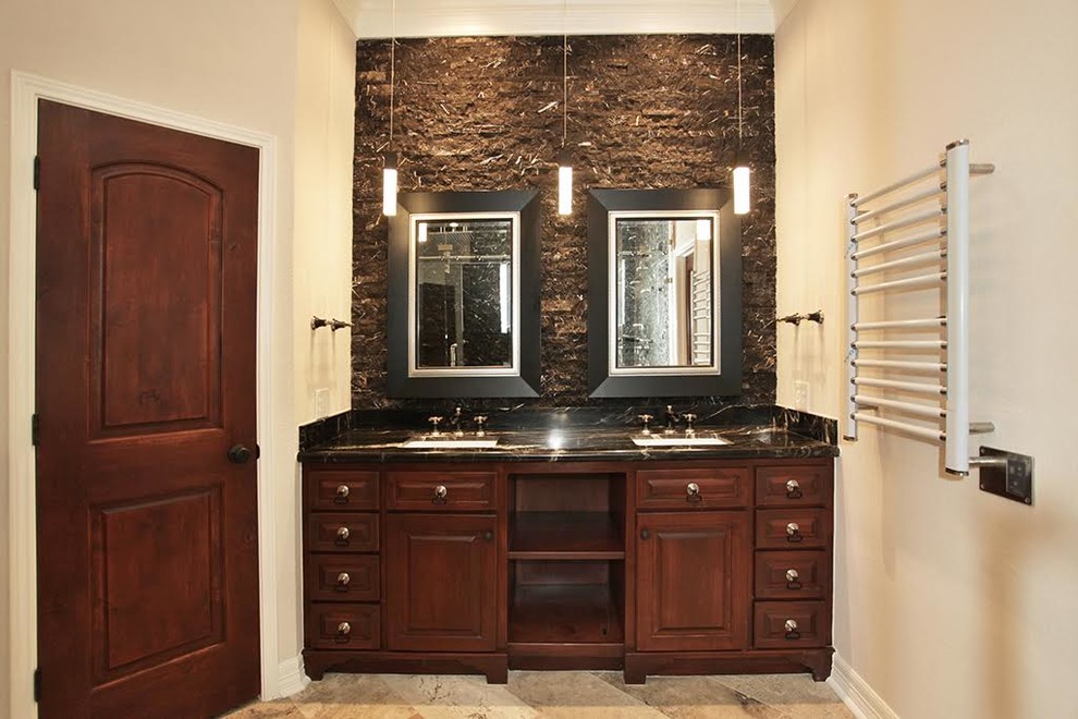 Imagen de cuarto de baño principal actual de tamaño medio con armarios con paneles con relieve, puertas de armario de madera en tonos medios, paredes beige, lavabo bajoencimera y encimera de mármol