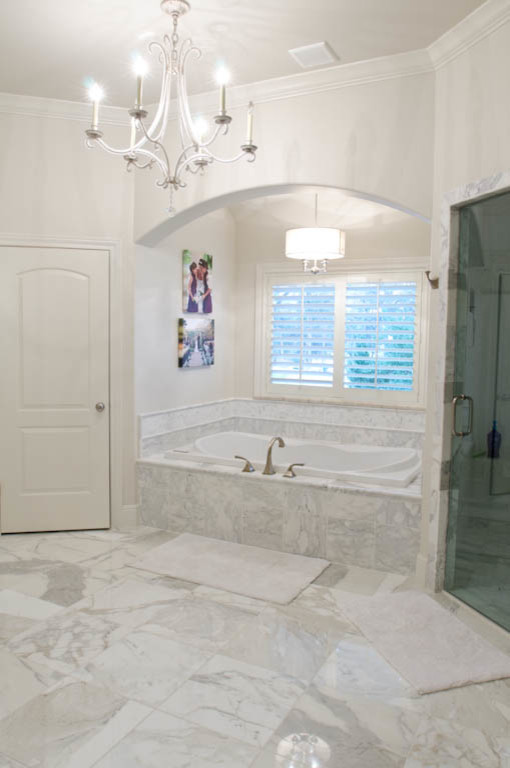 Пример оригинального дизайна: огромная главная ванная комната в классическом стиле с накладной раковиной, фасадами с выступающей филенкой, белыми фасадами, столешницей из гранита, ванной в нише, душем без бортиков, раздельным унитазом, белой плиткой, керамической плиткой, белыми стенами и полом из керамической плитки