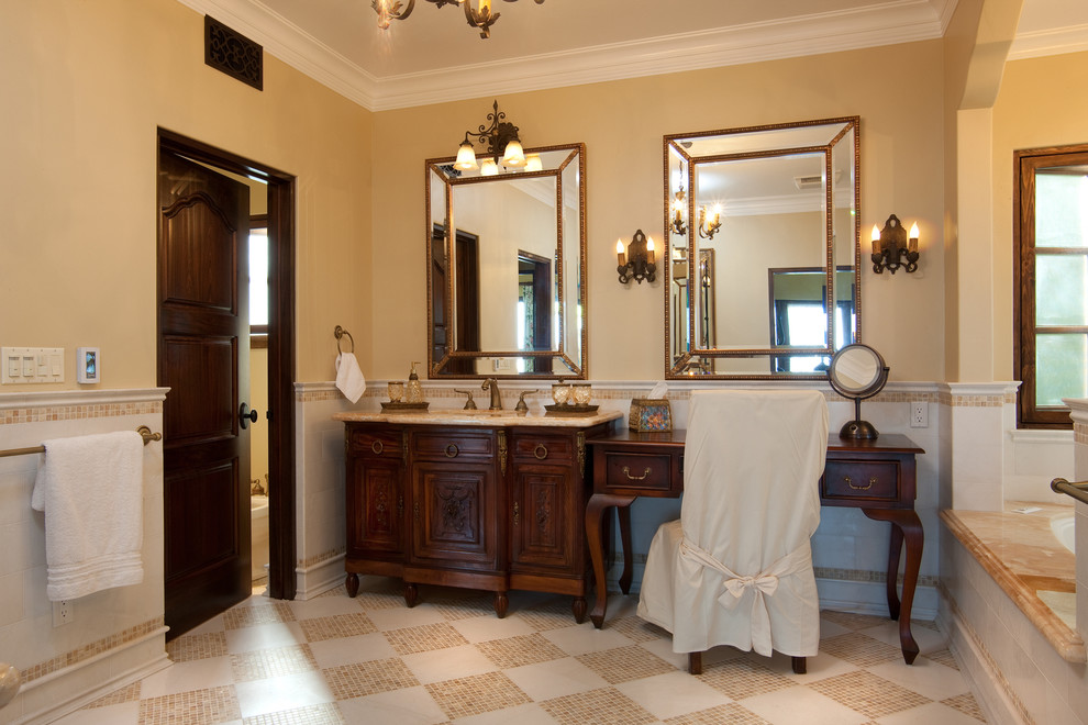 Cette photo montre une grande salle de bain principale en bois foncé avec un plan de toilette en marbre, un carrelage beige, mosaïque, un mur beige et un sol en carrelage de terre cuite.