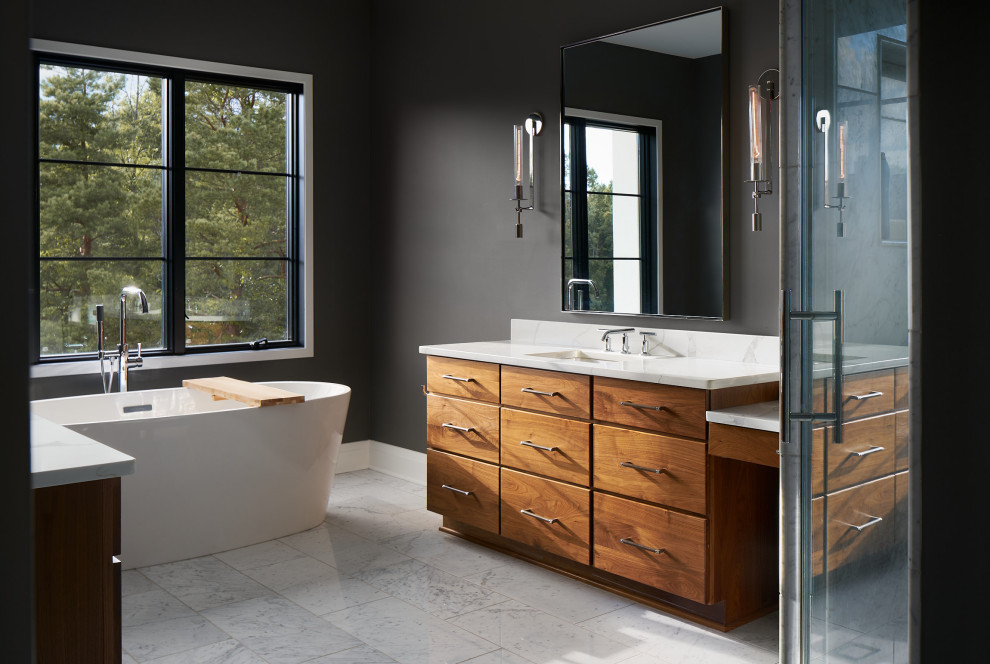 Idee per una stanza da bagno con vasca freestanding, pareti grigie, pavimento in marmo, top in marmo, porta doccia a battente, top beige e un lavabo