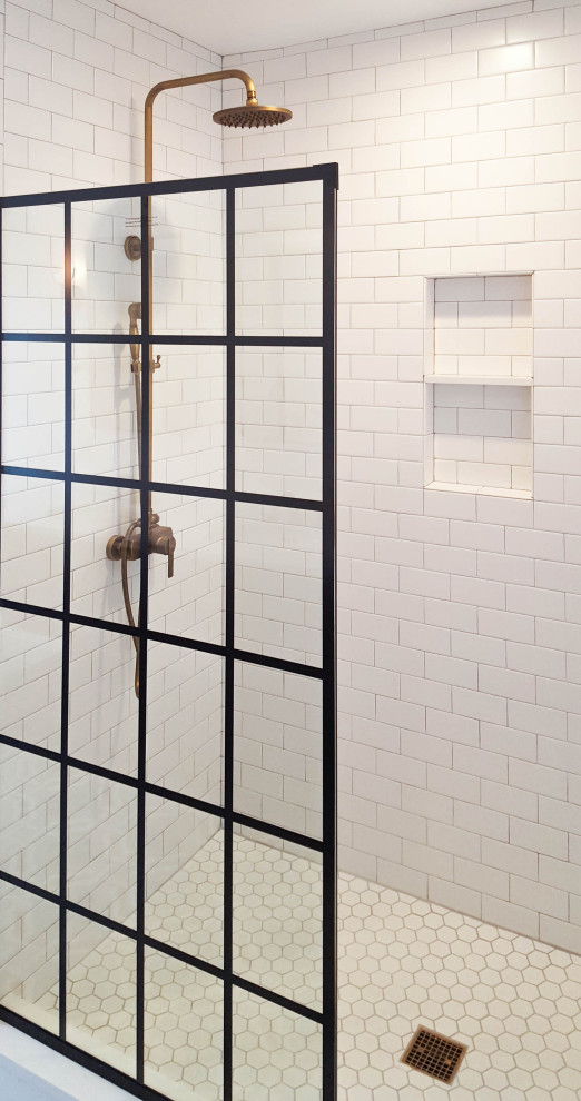 Inredning av ett modernt mellanstort vit vitt en-suite badrum, med släta luckor, bruna skåp, en dusch i en alkov, en toalettstol med separat cisternkåpa, vit kakel, tunnelbanekakel, vita väggar, mosaikgolv, ett undermonterad handfat, marmorbänkskiva, flerfärgat golv och med dusch som är öppen