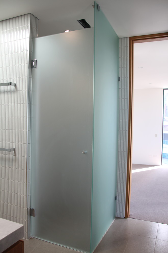 Свежая идея для дизайна: главная ванная комната в стиле модернизм с угловым душем - отличное фото интерьера