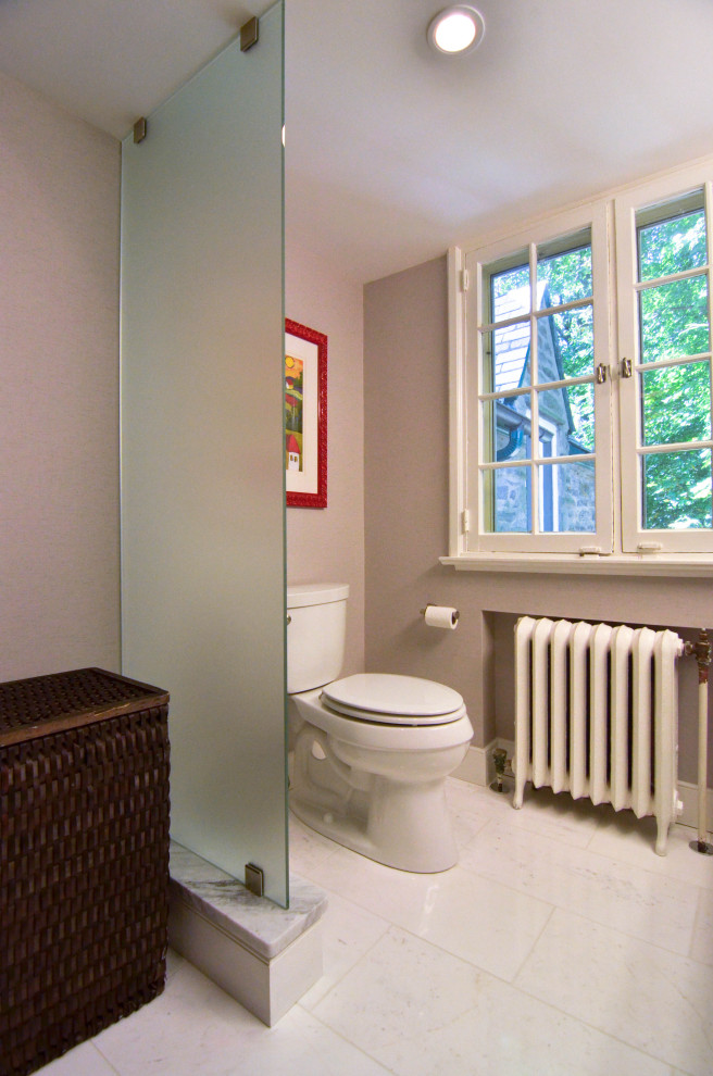 На фото: большая главная ванная комната в стиле лофт с фасадами с утопленной филенкой, серыми фасадами, отдельно стоящей ванной, душем в нише, раздельным унитазом, бежевой плиткой, каменной плиткой, бежевыми стенами, полом из керамогранита, врезной раковиной, мраморной столешницей, белым полом, душем с распашными дверями и разноцветной столешницей