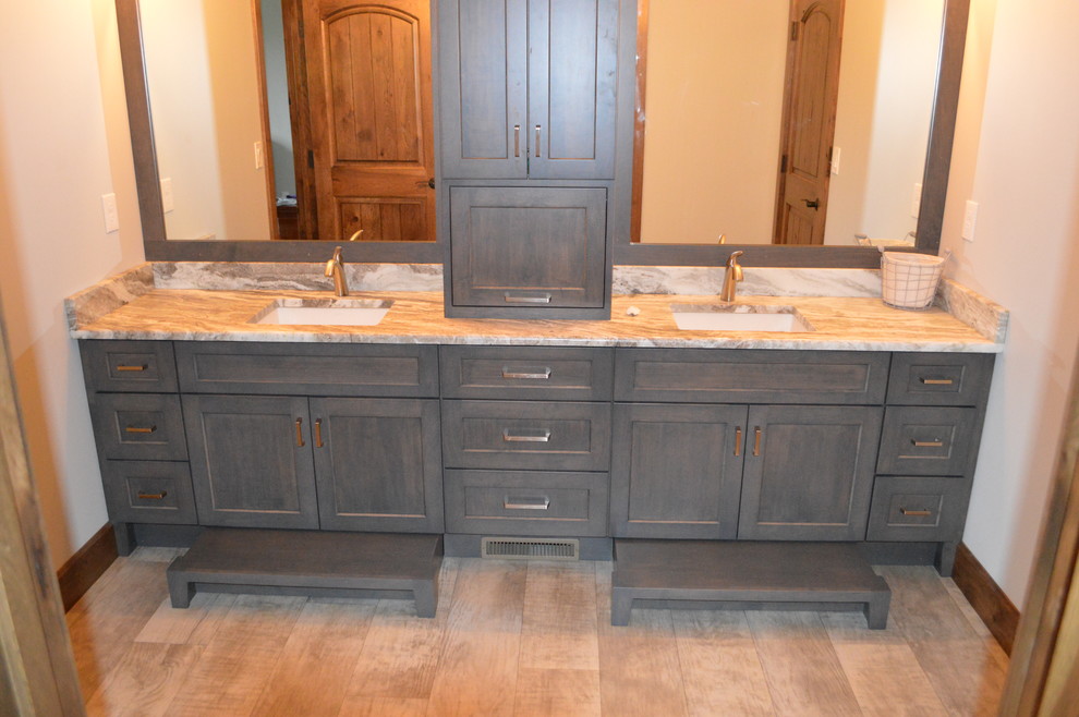 Immagine di una stanza da bagno stile americano con ante in stile shaker, ante grigie, pareti bianche, lavabo sottopiano, top in marmo e pavimento beige