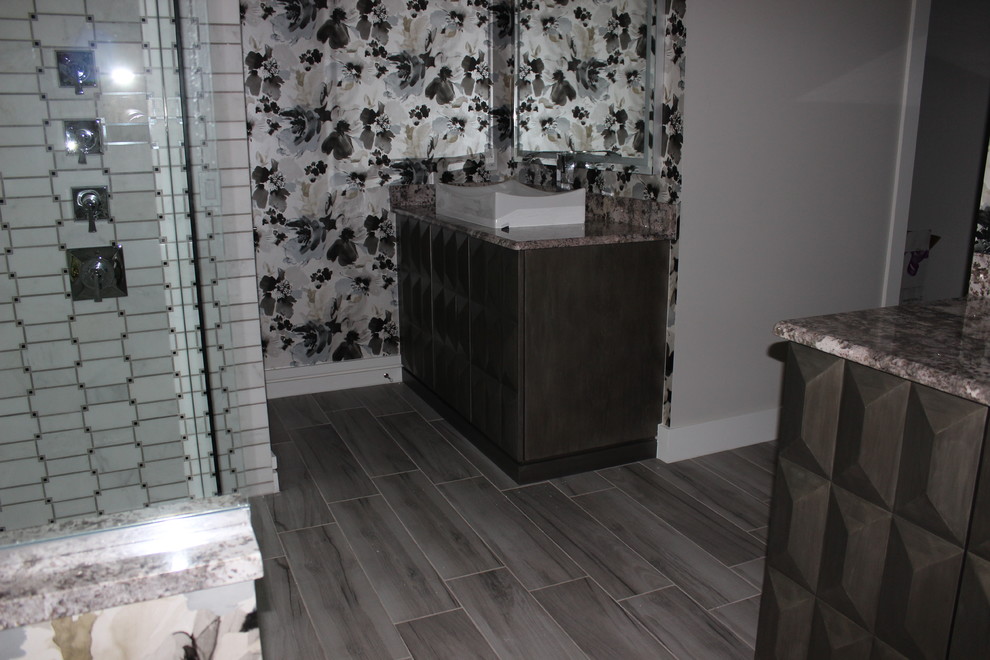 Idee per una grande stanza da bagno padronale contemporanea con consolle stile comò, ante grigie, pareti multicolore e pavimento grigio