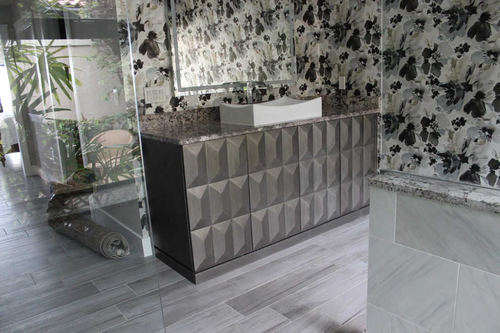 Foto de cuarto de baño principal actual grande con armarios tipo mueble, puertas de armario grises, paredes multicolor y suelo gris