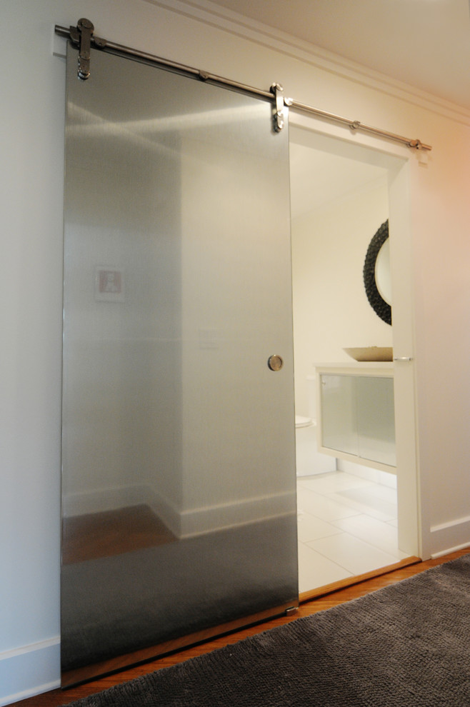 Пример оригинального дизайна: главная ванная комната среднего размера в стиле фьюжн с плоскими фасадами, белыми фасадами, столешницей из бетона, белой плиткой, белыми стенами и полом из керамической плитки