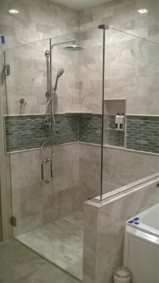 Cette image montre une salle de bain traditionnelle de taille moyenne avec une douche d'angle, un carrelage gris, mosaïque et un sol en carrelage de céramique.