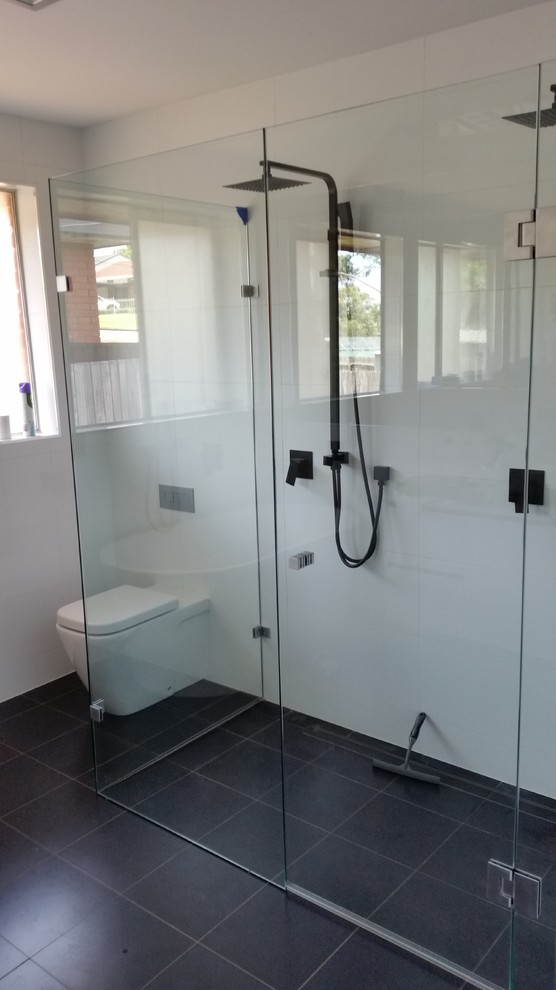 На фото: ванная комната в стиле модернизм с двойным душем с