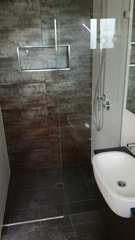 Diseño de cuarto de baño moderno con ducha empotrada