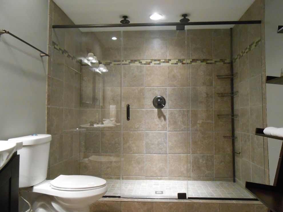 Свежая идея для дизайна: ванная комната в современном стиле с угловым душем и черно-белой плиткой - отличное фото интерьера