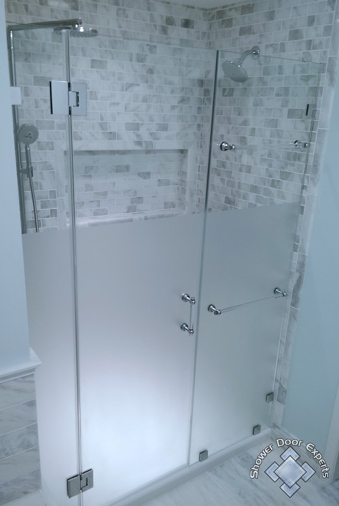 Imagen de cuarto de baño contemporáneo con ducha esquinera y baldosas y/o azulejos blancas y negros