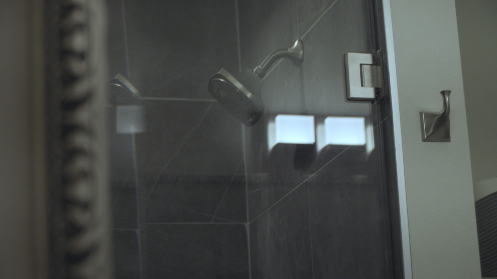 Ispirazione per una stanza da bagno per bambini contemporanea di medie dimensioni con doccia ad angolo, piastrelle grigie e porta doccia a battente